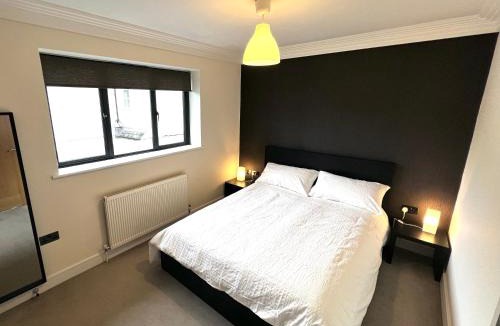 Hampton Wick Apartment | Modern and cozy 2-guest flat with gated parking