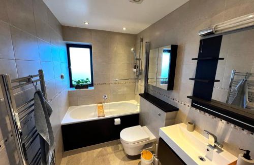 Hampton Wick Apartment | Modern and cozy 2-guest flat with gated parking