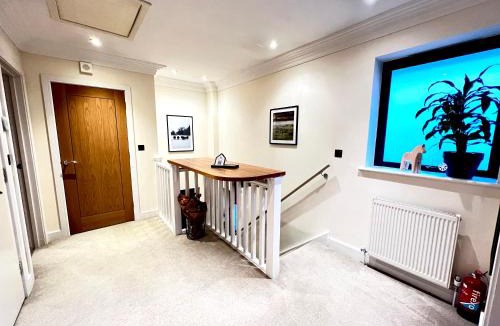 Hampton Wick Apartment | Modern and cozy 2-guest flat with gated parking