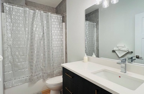 Willow Park House | Modern and Comfortable Basement Suite – Minutes from Downtown!