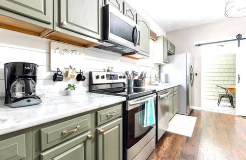 Hannibal House | Modern and comfy home five minutes from downtown