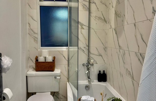 West Hendon Apartment | Modern and cosy duplex in Hendon