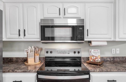 Brookland House | Modern and Cozy 3bd, Record Player, Dedicated Workspace, Fast Wi-Fi