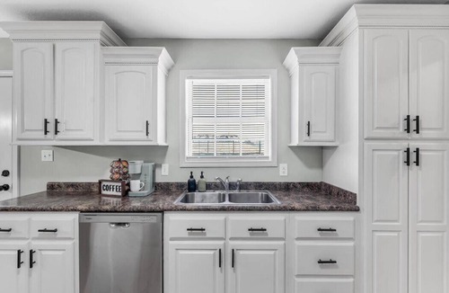Brookland House | Modern and Cozy 3bd, Record Player, Dedicated Workspace, Fast Wi-Fi