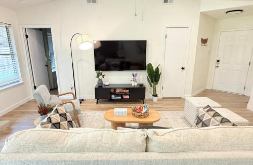 Cedar Park House | Modern and Cozy 3BR Retreat Perfect for Families or Big Group