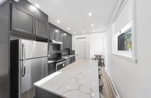 Cote-Des-Neiges—Notre-Dame-De-Grace Apartment | Modern and cozy 4 bedrooms sleep 12