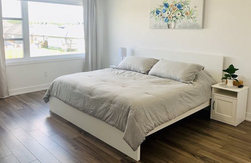 Russell House | Modern and Cozy three bedroom home