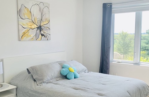 Russell House | Modern and Cozy three bedroom home