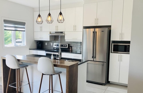 Russell House | Modern and Cozy three bedroom home