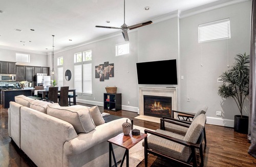 Lazybrook/Timbergrove House | Modern and Cozy Urban Townhome - Heights area