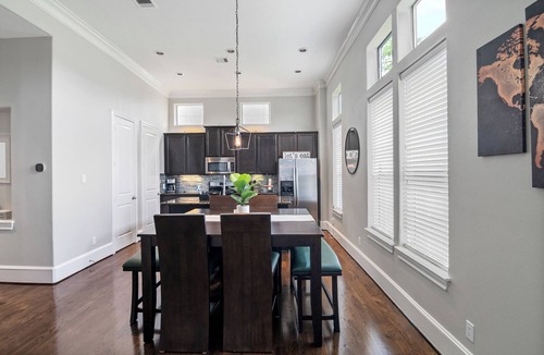 Lazybrook/Timbergrove House | Modern and Cozy Urban Townhome - Heights area