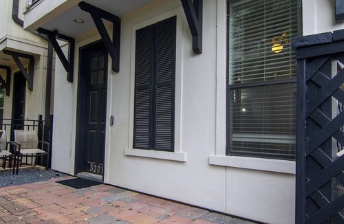 Lazybrook/Timbergrove House | Modern and Cozy Urban Townhome - Heights area