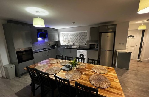 Chalton House | Modern and Elegant House in Luton