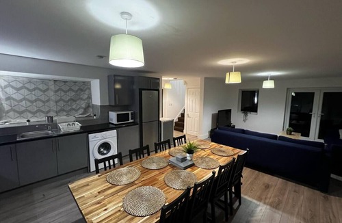 Chalton House | Modern and Elegant House in Luton