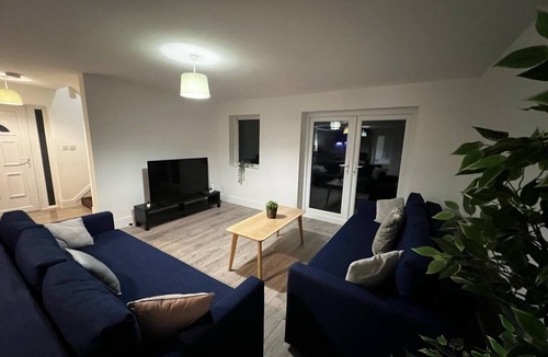 Chalton House | Modern and Elegant House in Luton