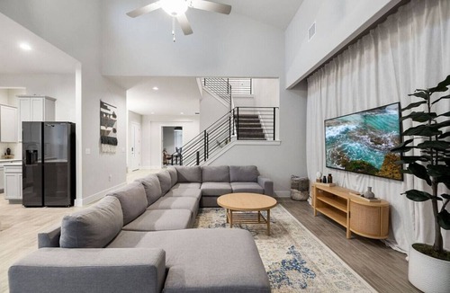 Austin Cottage | Modern and lux 4B House With Office, 20 min to DT