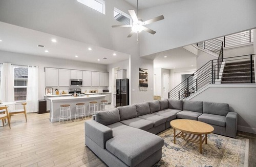 Austin Cottage | Modern and lux 4B House With Office, 20 min to DT