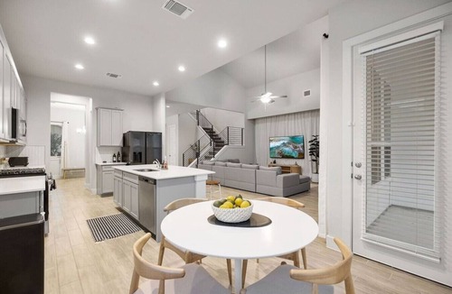 Austin Cottage | Modern and lux 4B House With Office, 20 min to DT