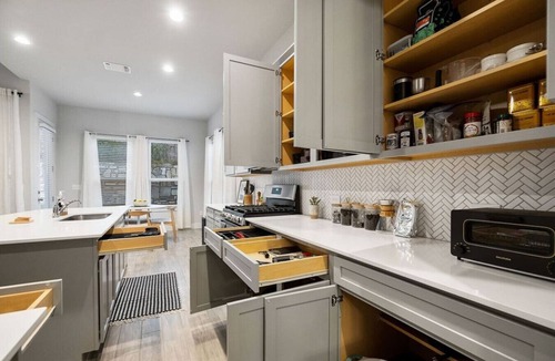 Austin Cottage | Modern and lux 4B House With Office, 20 min to DT