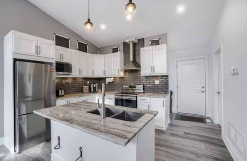 Lafontaine Cottage | Modern and luxurious cottage in Tinyn