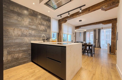 Bilbao City Centre Apartment | Modern and Luxurious in Historic Old Town