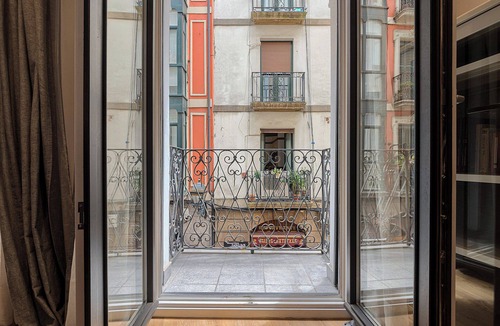 Bilbao City Centre Apartment | Modern and Luxurious in Historic Old Town