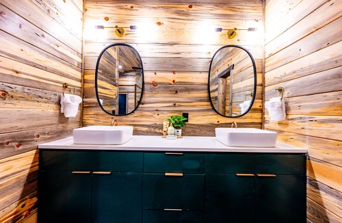 Broken Bow Cabin | Modern and Luxurious Couples Cabin Retreat w/ Hot Tub and Fire Pit