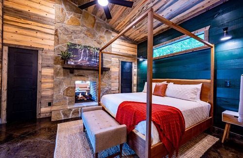 Broken Bow Cabin | Modern and Luxurious Couples Cabin Retreat w/ Hot Tub and Fire Pit