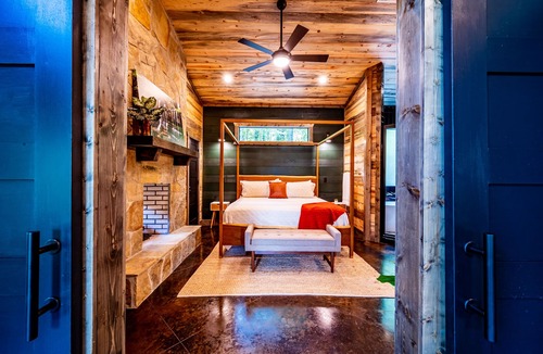 Broken Bow Cabin | Modern and Luxurious Couples Cabin Retreat w/ Hot Tub and Fire Pit