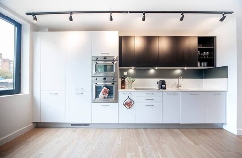 Kentish Town Apartment | Modern and Quiet | 1Bed Apt with Balcony + Lift