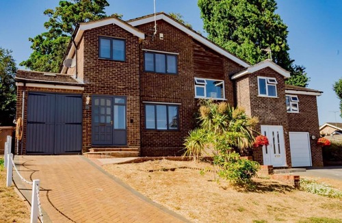 Ipswich House | Modern and Spacious 4 Bedroom Home in Ipswich