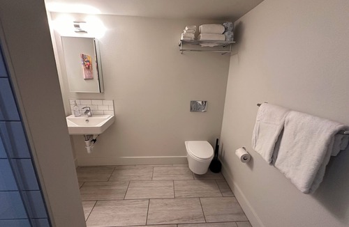 First Hill Hotel | Modern and Spacious Loft With 2 Beds