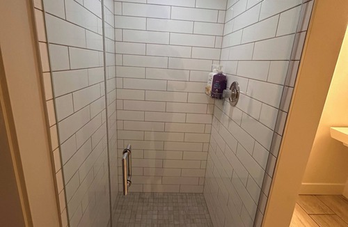 First Hill Hotel | Modern and Spacious Loft With 2 Beds