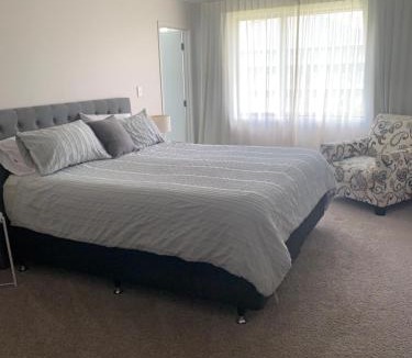 New Plymouth House | Modern and Spacious 4 bedroom Home only 2yo