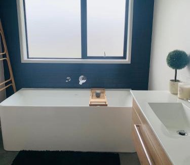 New Plymouth House | Modern and Spacious 4 bedroom Home only 2yo