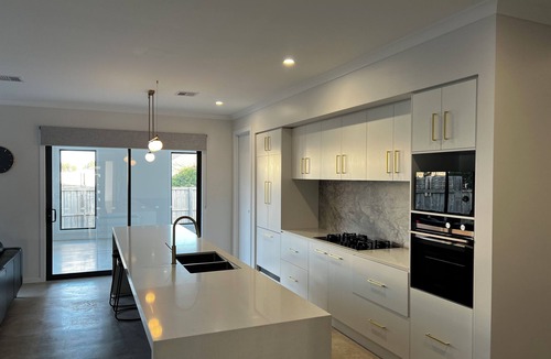 Torquay House | Modern and Spacious Retreat