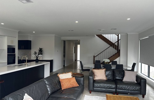 Torquay House | Modern and Spacious Retreat
