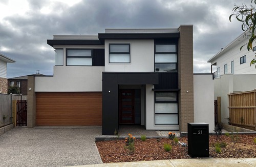 Torquay House | Modern and Spacious Retreat