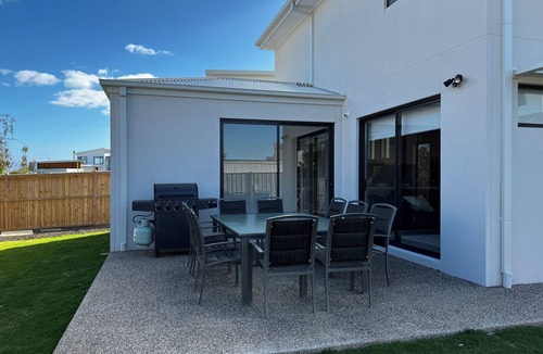 Torquay House | Modern and Spacious Retreat