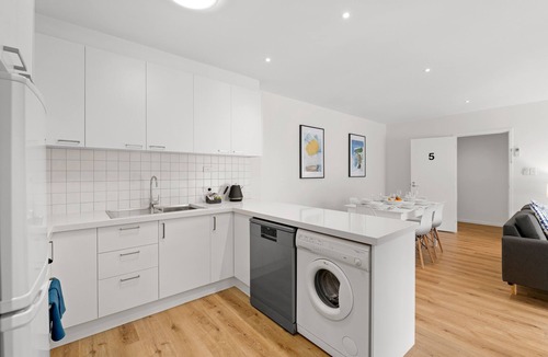 Burwood Apartment | Modern and Spacious Three Bedroom Apartment