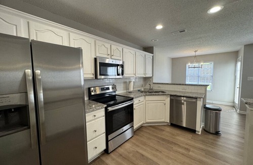 Greensboro House | Modern and Spacious Townhome Retreat