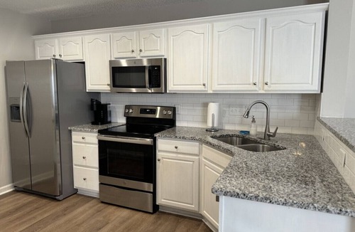 Greensboro House | Modern and Spacious Townhome Retreat