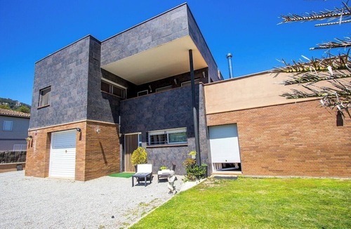 Can Vinyals Villa | Modern and spacious w/private pool close to BCN