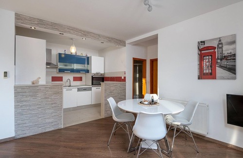 Pridvorje Apartment | Modern apartment with balcony and garden