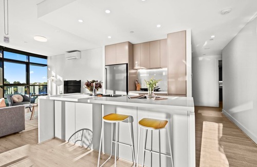 Sydney Olympic Park Apartment | Modern Apartment with Piano – Sleeps 5, Olympic Park