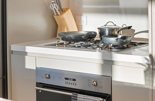 Sydney Olympic Park Apartment | Modern Apartment with Piano – Sleeps 5, Olympic Park