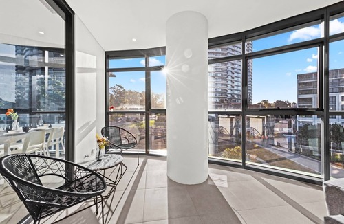 Sydney Olympic Park Apartment | Modern Apartment with Piano – Sleeps 5, Olympic Park