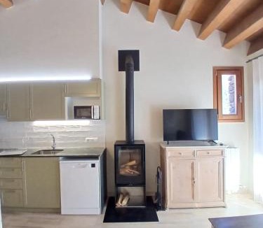 Pardines Apartment | Modern Apartament amb vistes a la muntanya