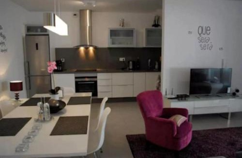 Torre de la Horadada Apartment | Modern apartment 250m from the sea with parking space behind gate