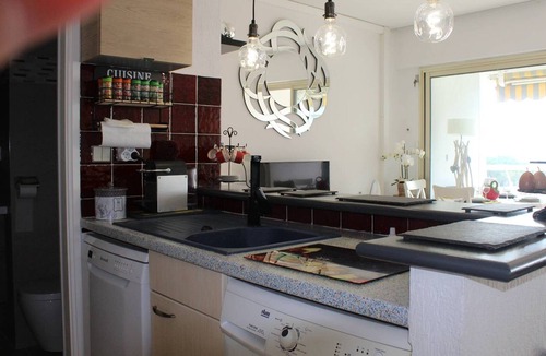 Villeneuve Loubet Beach Apartment | Modern Apartment, Sleeps 4, Air-Conditioned with Parking